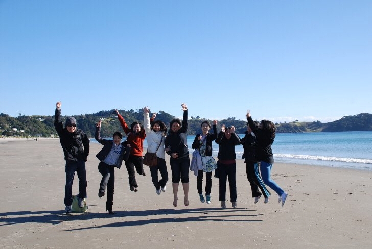 [뉴질랜드 어학연수] [뉴질랜드 어학원] [오클랜드 어학원] AEA(Auckland Academy Engish) 어학원 - 해변에서 학생들과