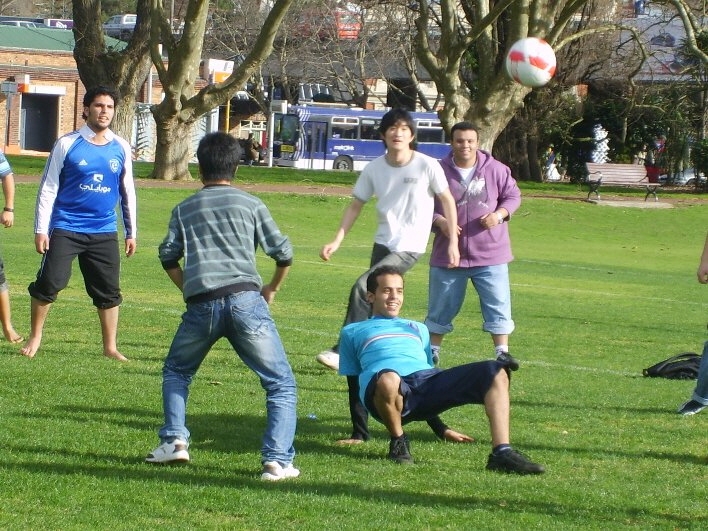 [뉴질랜드 어학연수] [뉴질랜드 어학원] [오클랜드 어학원] AEA(Auckland Academy Engish) 어학원 - 학생들과 같이 축구하는 모습