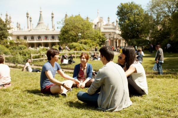 [영국어학연수추천][영국어학연수] EC(English Language Centres) 브라이튼(Brighton) 어학원 - 잔디밭에 앉아있는 학생들